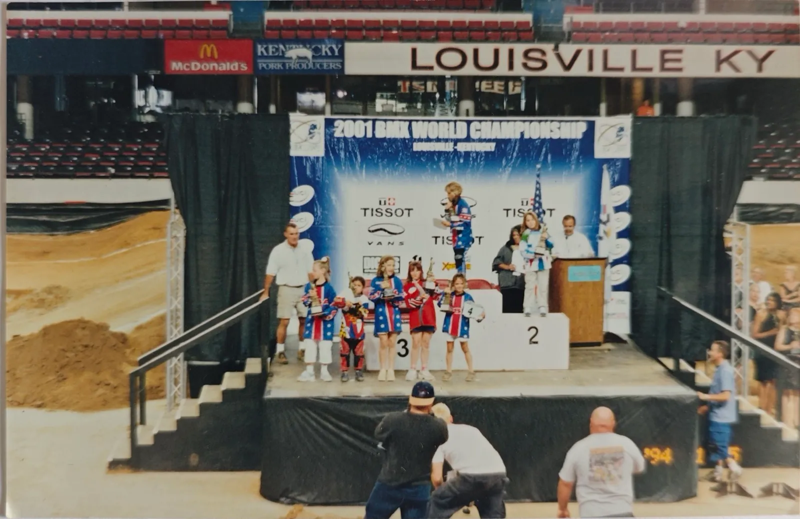 Podio del Campeonato Mundial de BMX 2001 en Louisville, Kentucky, con las corredoras sosteniendo sus trofeos.